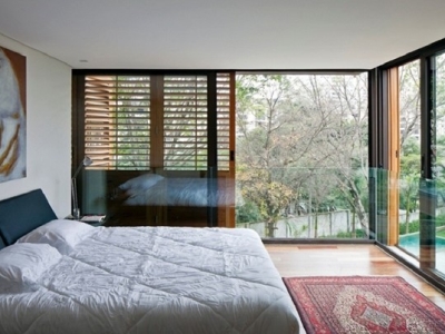 Có nên lắp đặt cửa kính cường lực phòng ngủ không?