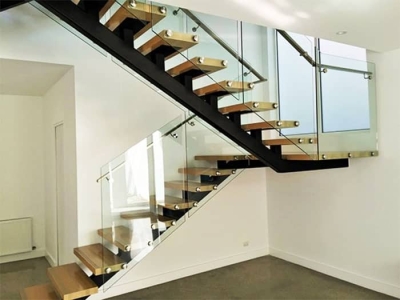 Giá trị lan can cầu thang kính